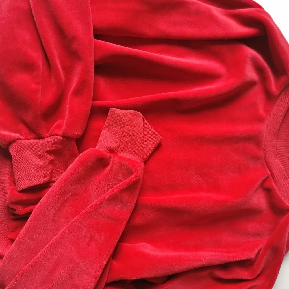 Supermysig röd velour tröja. Den är stor i ärmarna och kortare och mer 'pösig' upptill. Riktigt snygg. Supermysig. Passar S-M. Frakt på 60:- tillkommer.. Tröjor & Koftor.