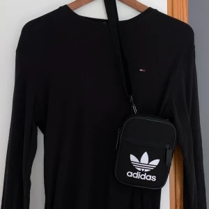 Väska x longsleeve  - Säljer både tröjan (200kr) och väskan (150kr). Tröjan är i väldigt bra skick, minns enbart tre tillfällen som den kommit till användning. Väskan har jag använd mer men det syns inte alls - trycket och hela väskan är som ny. Se org annons i min profil. 