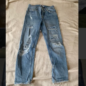 Zara-jeans - Knappt använda jeans från Zara, jättebra kvalite. Passar nog också en 34 väldigt bra. Pris diskuterbart! 