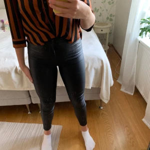 svarta skinnbyxor från bikbok - Svarta skinnbyxor från bikbok i storlek M. Vissa sömmar har gått upp därav priset. De är annars skitsnygga.