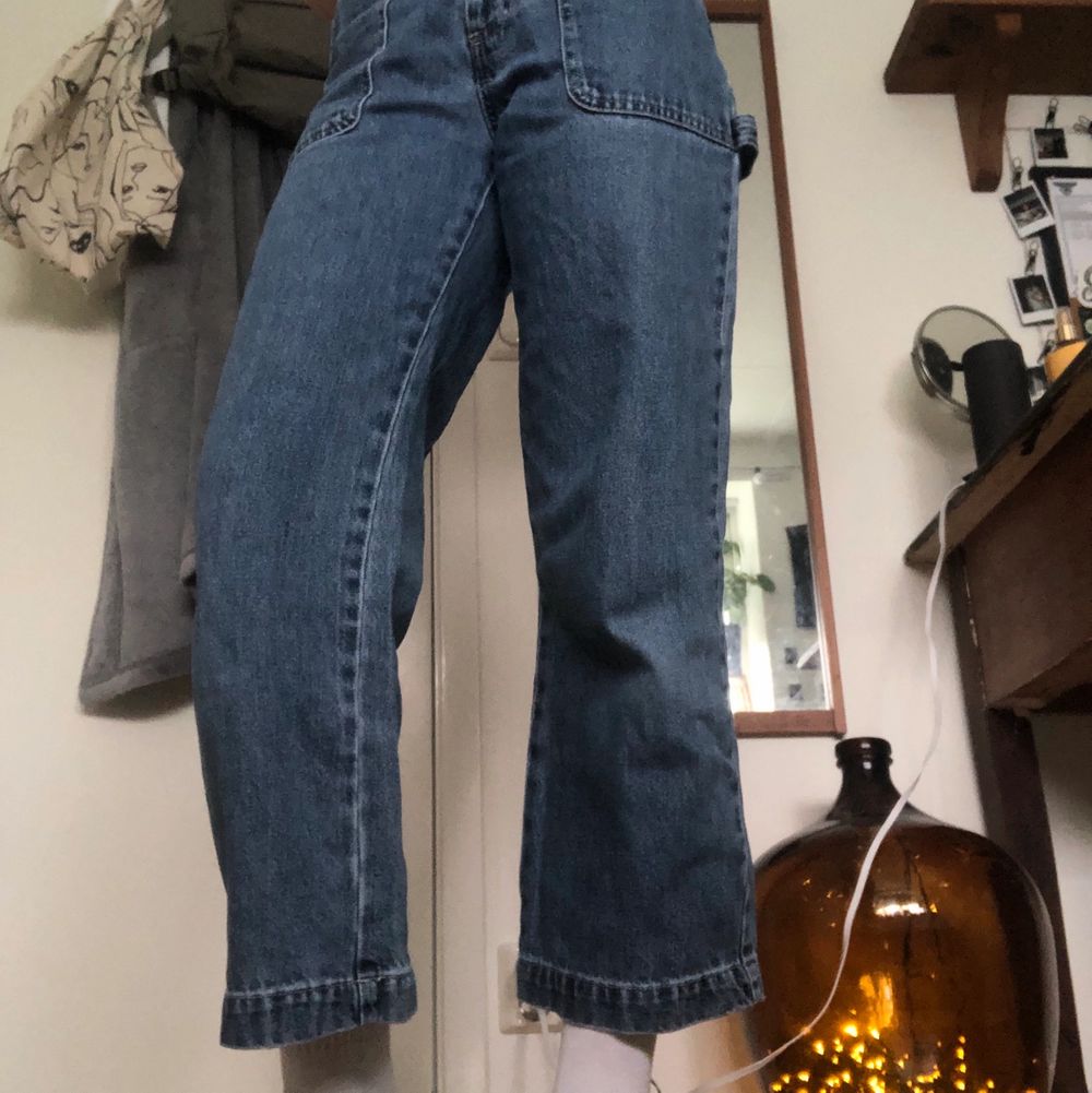 Mörka och vida jeans från Monki (köpt för några månader sen) och används fåtal gånger! Säljs pga liten storlek. Kostade ursprungligen 400kr så jag säljer för 150kr (priset kan diskuteras). Betalar inte för frakt dock!. Jeans & Byxor.