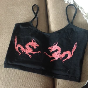 Kort drak topp - Kort Magtopp med ljusröda lite rosaaktiga  drakar . Fint skick! Knappt använd 