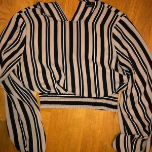 Festtopp - Fin topp från BikBok som är sjukt snygg till svarta jeans. Använd 2 gånger. Perfekt till sommaren då den är luftig och skön. 