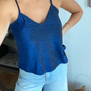 Glittrigt linne - Säljer detta fina linnet pga aldrig riktigt hittat tillfälle att använda det. Köpt på Urban outuftters för ca 1-2 år sedan men har aldrig använt det. Det är blått med lite glitter i och  materialet är SÅ SKÖNT (stretchigt)💗