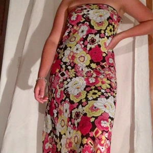 Härlig ärmlös klänning - Klänning i 70-tals mönster ”ish”, supercool i rosa, gult, vitt och svart. Den är i superskick och helt enkelt riktigt frän🌈🧚🏼‍♀️🧚🏼‍♀️ obs jag har använt den som lång kjol också, så den går att variera lite💫