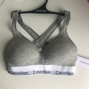 Calvin Klein BH - En äkta Calvin Klein bh, aldrig använd då jag råkade köpa fel storlek och tappade kvittot, alla lappar sitter kvar och det finns en galge som medföljer om man vill ha den, fri frakt, BUDA GÄRNA I KOMMENTARERNA✨FINNS KVAR TILLS DEN ÄR SATT SOM SÅLD✨ 