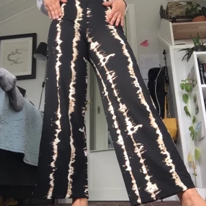 Häftiga byxor - Jättefina byxor med väldigt hög midja! Perfekta till sommaren nu då dom är svala och luftiga