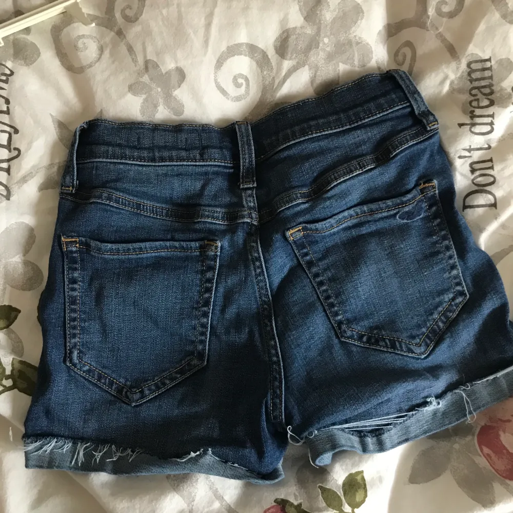 Väldigt fina och knappt använda shorts från hollister. I stretchiga material som sitter snyggt och ger snygg figur. W24 men passar både större och mindre då de är stretchiga . Shorts.