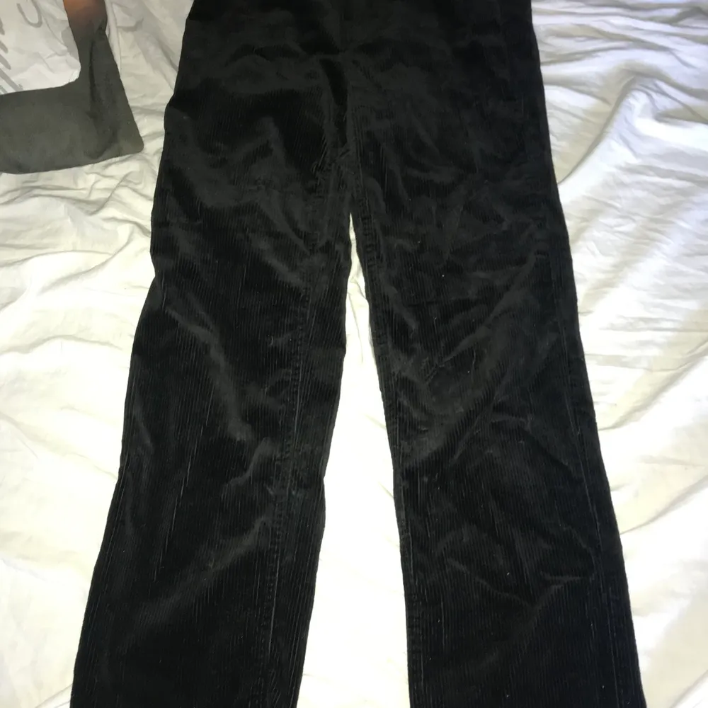 Svarta Manchester byxor från hm storlek 36/s mycket fint skick . Jeans & Byxor.