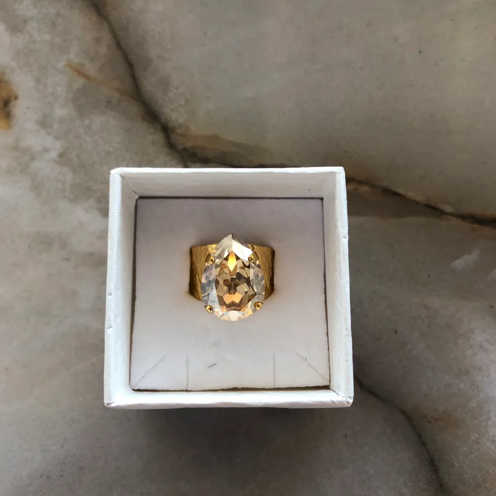 Guldig ring med gul sten ifrån Caroline Svedbom. Endast testad och säljs pga för stor på mig, går dock att göra mindre och större under.. köpt för 500, lägre pris vid snabbaffär. Accessoarer.