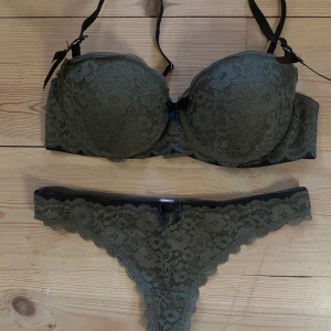 Underklädesset - Militärgrönt set, bh och string 
