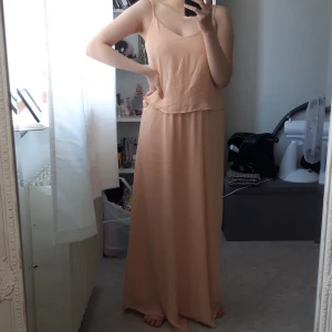 klänning  - Har använt 2gång. Jag 168 cm. Pris inkl frakt. Går bra att betala via Swish😊 