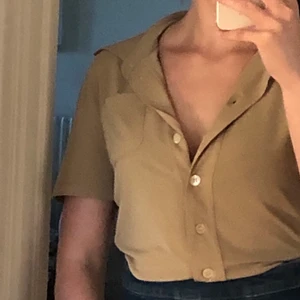skjorta - en jättefin tröja! använd två gånger och säljer för att den inte riktigt är min stil💓💓 är i storlek m, men passar mindre beroende på hur man vill att den ska sitta(jag är en xs/s)