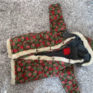 Äkta ESPRIT jacka i stolek 104-110 - Även om jackan är några år gammal, är den i perfekt skick! En varm och skön jacka till hösten/vintern som passar en 4-5åring. 