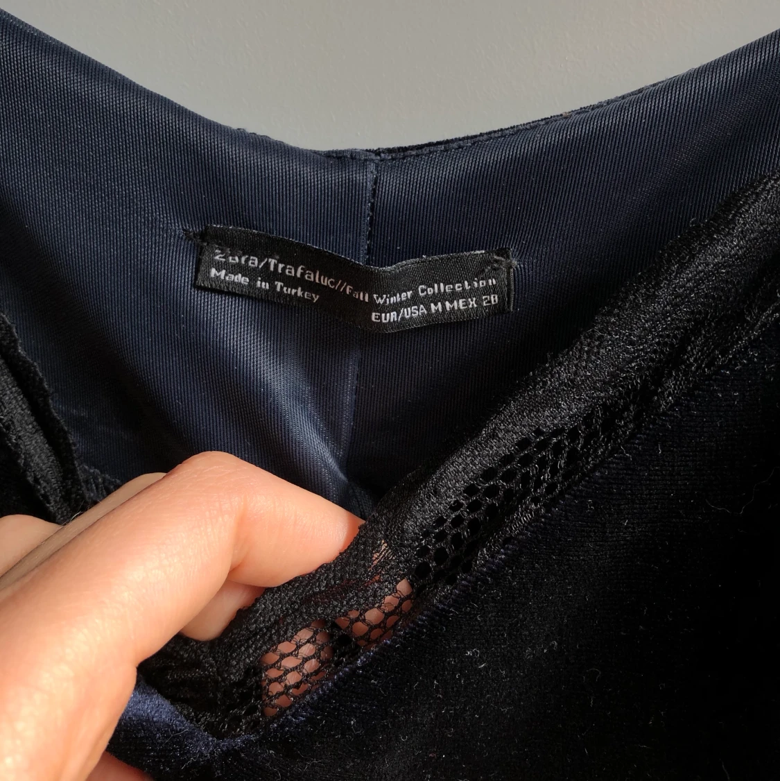 Sammetsklänning med spets  - 90