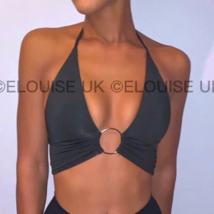 Svart mini topp - (Högsta bud är 130 inkl moms) En så himla snygg svart topp men metal ring som är perfekt inför sommaren!! Köpte den på Depop för 150kr men insåg när den kom att den va för liten :( står M på lappen men skulle säga att den passar S/M kanske XS