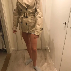 Sommar jacka  - Fin jacka som passar till mesta. En knapp sitter lite löst men det går snabbt och enkelt att laga. Passar S -M, köparen betalar frakten:)))