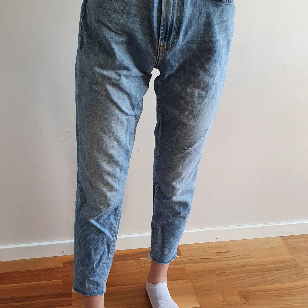 Snygga boyfriend jeans från Pieces, storlek M (sitter dock mer som S). Inte använda på ett bra tag då de är för stora för mig, därav i väldigt bra skick! Kan mötas upp i Uppsala/Stockholm, skickas annars mot fraktkostnad.🥰. Jeans & Byxor.