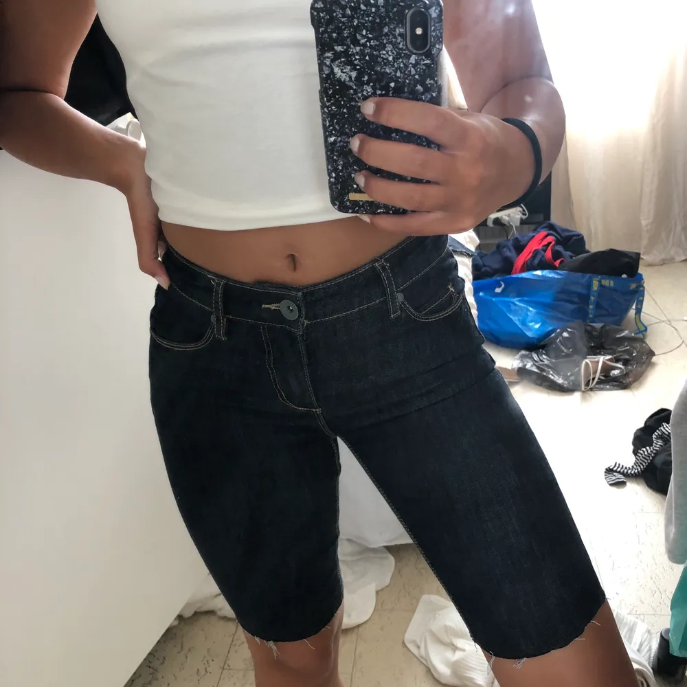 Supersnygga mörkblåa trendiga cykelshorts/jeans med slitningar nertill💙💙💙. Shorts.