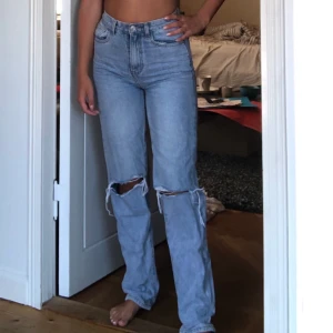 Jeans - Jätte snygga raka jeans med hål! Lite skrynkliga på bilden bara🥰 passar xs-m beroende på hur man vill att dem ska sitta! Jag brukar ha S/M i jeans!