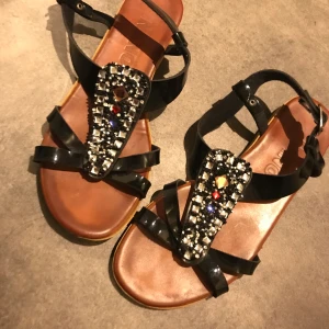 Sandaler - Helt nya sandaler storlek 38.Erbjuder leverans men köpares står själv för portot pris för båda 260kr eller 150/ st