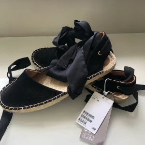 Espandrillos  - Säljer nu mina svarta espandrillos i storlek 38, som aldrig är använda pga de ej passar mig i storleken. Pris: 150 exklusive frakt 