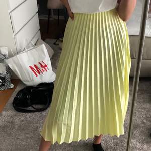 Säljer denna gula kjolen ifrån Zara🧚‍♀️🧚‍♀️ Köparen står för frakten! 