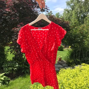 Playsuit - Somrig playsuit i storlek s💞 Frakten ingår i priset och önkas fler bilder är det bara att fråga🌸