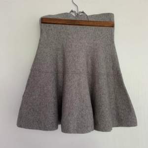 Grå kjol från Zara i storlek S. Den är i lite tjockare material och är endast använd en gång. Pris: 100kr + frakt (44kr).