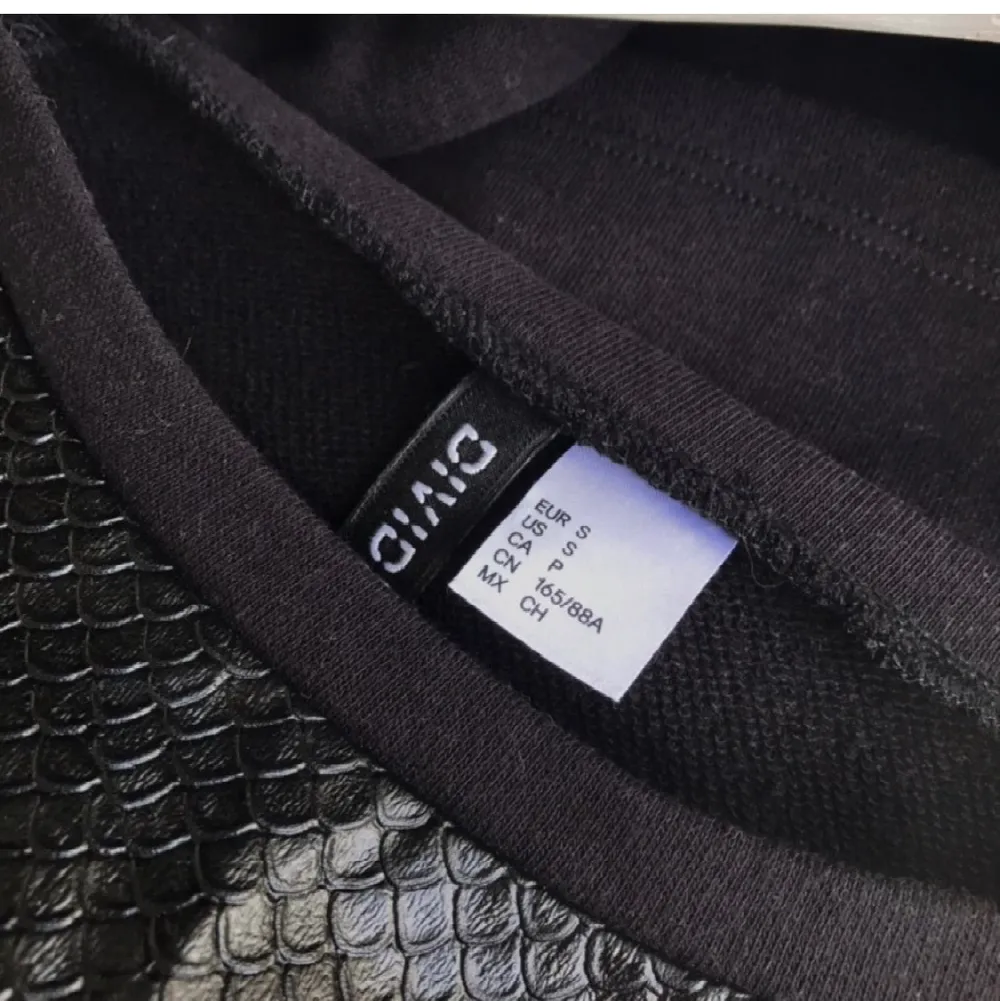 Så snygg svart tröja med skinnimitation från H&M. Helt slutsåld. Aldrig använd!! Storlek S.. Tröjor & Koftor.