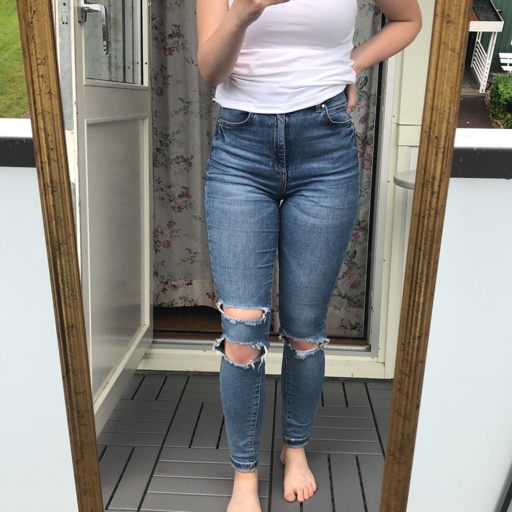 (GRATIS FRAKT) Supersnygga jeans från Gina Tricot! Använda en hel del, därav slitningarna på rumpan, men ingenting som syns när man har på sig de :) jag är ca 152 cm och de sitter perfekt i längden på mig. . Jeans & Byxor.