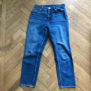 Monki jeans strl 27 - Mörka jeans från Monki i strl 27, modell Kimomo high relaxed. Avklippta av mig till ankellängd, jag är 161cm. Säljs pga för små. Köparen står för frakten. 