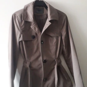 Jacka  strl M - Figursydd jacka från only . Style:Sally jacket. I bra skick. Frakt ingår i priset