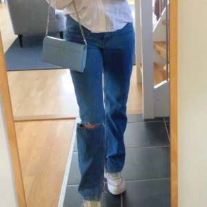 Snyggaste jeansen från collusion! - Jättefina jeans från collusion i modellen x006, storlek 26/36. Passar perfekt på mig som är 168 men funkar även på längre! Dom har ett hål på knät och slits längst ner 💖 