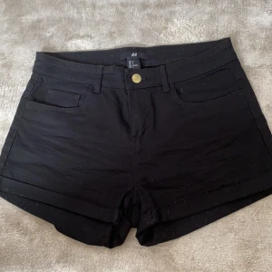 Svarta shorts från h&m - Svarta jeansshorts från h&m med normal midja.