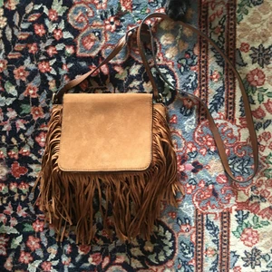 Fransväska i mocka - Liten väska i fejkmocka! Köparen betalar frakt!👜👜👜