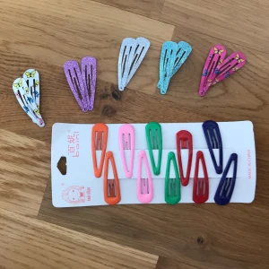 Hårspännen & rosettofsar - Totalt 20 hårspännen + tre rosettofsar, allt för 30kr! Coola att piffa upp en outfit med. Säljer allra helst allt tillsammans för att undvika småpengar.