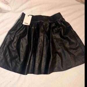 skinnkjol - Säljer min svarta skinnkjol ifrån bikbok, endast använd ett fåtal gånger så den är i superfint skick! Bilderna är lånade så prislappen sitter ej kvar, säljes för 200kr + frakt (59kr)✨