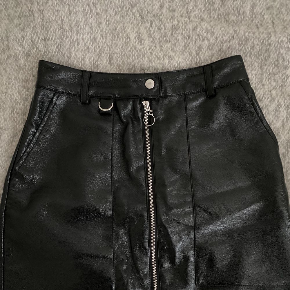 Kort leather kjol (inte riktig läder)✨✨ | Plick Second Hand