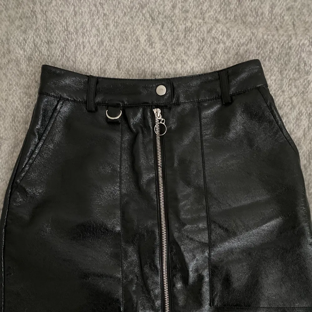 Kort leather kjol (inte riktig läder) med en vintage touch såklart 😆✨✨ från BikBok ✨. Kjolar.