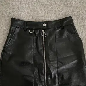 Kort leather kjol (inte riktig läder) med en vintage touch såklart 😆✨✨ från BikBok ✨
