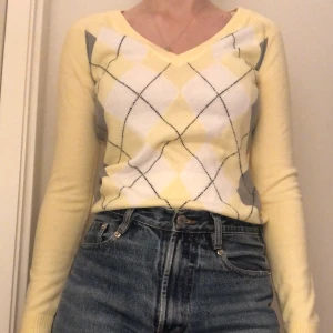 Rutig gul tröja - Så söt rutig ljusgul tröja, kommer tyvärr inte till användning. Sitter ganska tight så passar nog bäst på en xs. Möts i Stockholm annars betalar köpare frakt. 