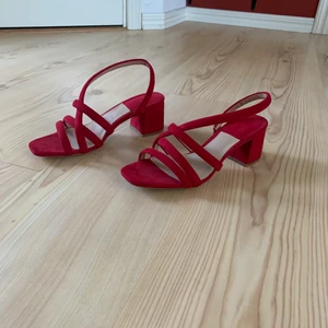 Röda klackskor - Helt nya & oanvänd klackskor från Oysho😍 Säljs då dom ej har kommit till användning!!