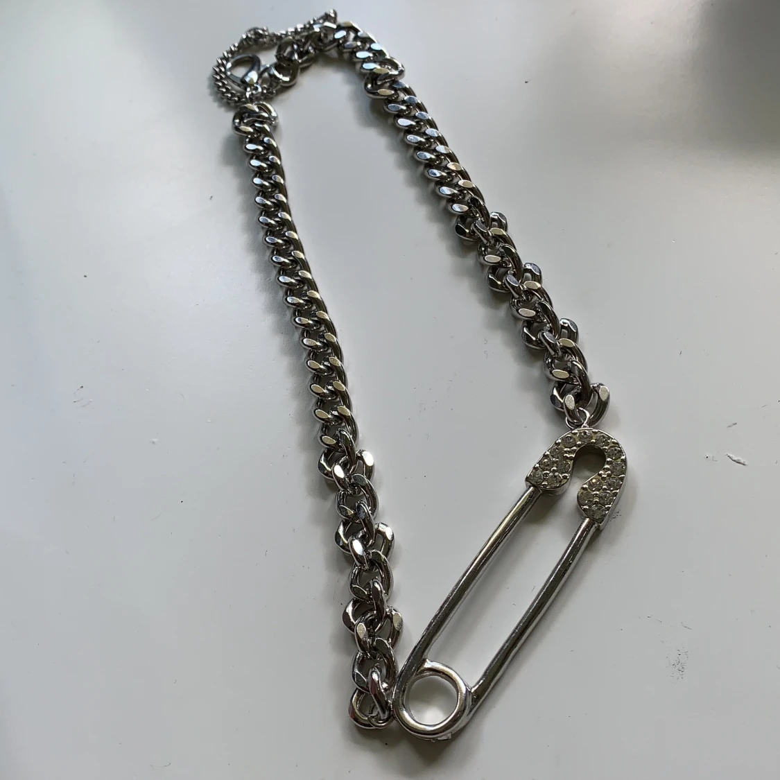 Kedje halsband med säkerhetsnål  - 90