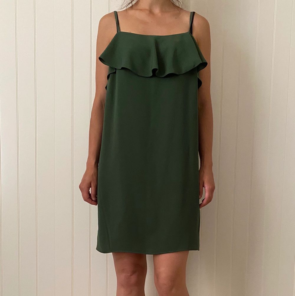 Green summer dress from Zara. Material is very nice and no need to iron it. . Klänningar.