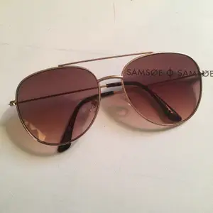 Solbrillor med brunt glas, nya och oanvönda, har legat i sitt fodral!  Köparen betalar frakt på 45kr! 🕺