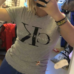 t shirt  - Calvin Klein t shirt!:) i gott skick och har legat borttagen i några år så inte använt på ett bra tag,sitter ganska tajt på mig.