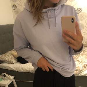 Pastell lila hoodie strlkM - Säljer denna snygga pastell lila hoodien från Soc. Skitfin färg och den är perfekt till sommaren💕💕