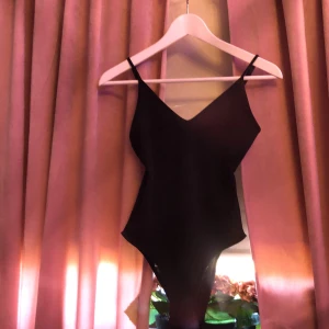 Supersnygg body😍 - Säljer en super fin body från hm ändast använd få gånger. Så den är i väldigt bra skick🥰 frakten blir 39kr. 