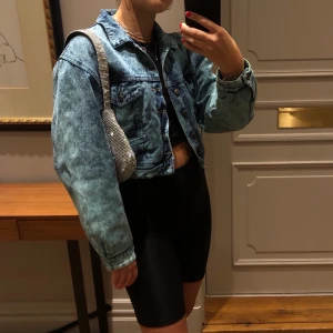 Vintage cropped jeans jacka - Köpt i london för £70, används inte lika mycket längre tyvärr. Perfekt att piffa upp en enkel outfit!!